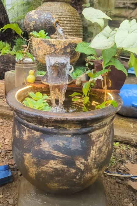 🌾 نافورة فخارية ريفية بإضاءة ونباتات طبيعية